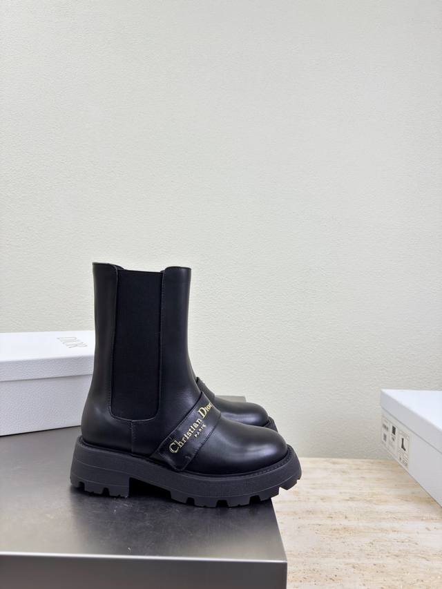 切尔西 松紧靴 Dior 厚底 金属字母Logo装饰 短靴 原版一致 黑色 头层牛皮 质感满满 小牛皮 鞋型升级到极致脚感 超级美 今年必不可少的时尚单品 D-
