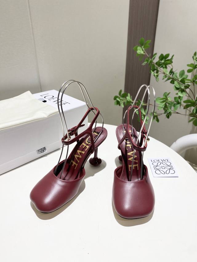 品质好工厂P批 。最新罗意威Loewe。夏季限量版的拖鞋，搭配春夏最火的色调，真正的休闲时尚平底跳舞鞋，加若隐若现的美感，采用细腻进口的小牛皮，触碰皮面就像婴儿