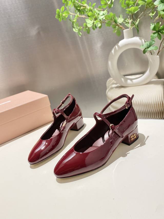 出厂价P 。缪缪2025秋冬新款升级工艺打造精品，采用字母扣装饰 ，超级百搭 经典时尚款 对脚型没那么纤瘦，对高脚背的妹子更友好了鞋面：进口牛漆皮 内里：山羊皮