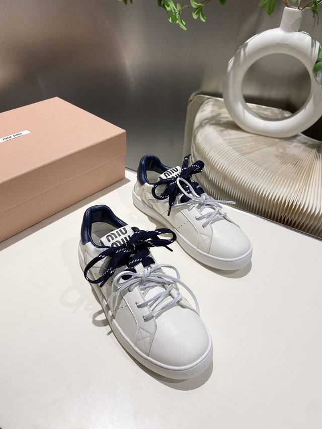 满帮 。缪缪2025春夏新款 休闲小白鞋上新，官网主推款 简约的格板设计 级具辨识度的鞋舌 上脚阳光 青春，随意搭配 长裙 短裙 短裤 休闲系列都能穿出与众不同