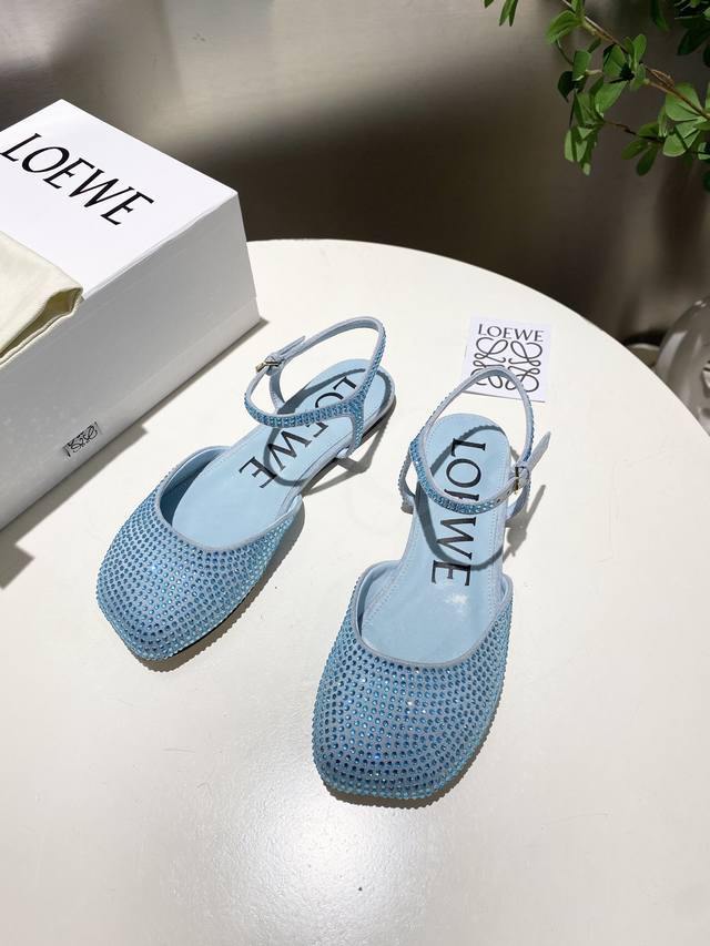品质好批钻款 。最新罗意威Loewe。夏季限量版的拖鞋，搭配春夏最火的色调，真正的休闲时尚平底跳舞鞋，加若隐若现的美感，采用细腻进口的小牛皮，触碰皮面就像婴儿的