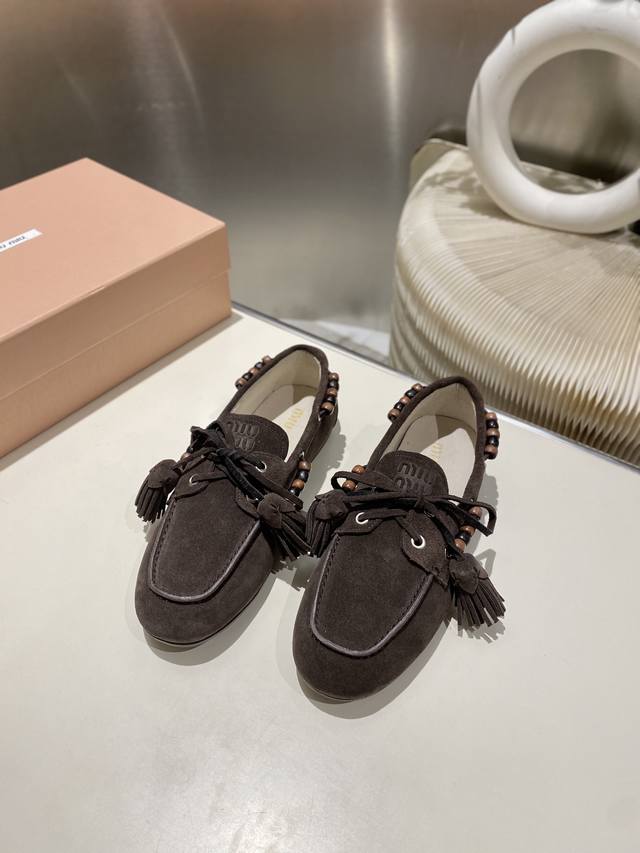 单鞋 ！缪缪2025擦色系带鸡眼平底豆豆鞋 流苏走秀新款 .复古小皮鞋乐福鞋 豆豆鞋 复古时尚 简约高级 随意搭配 上脚非常舒适，年度必入款！超级重工 每一双都