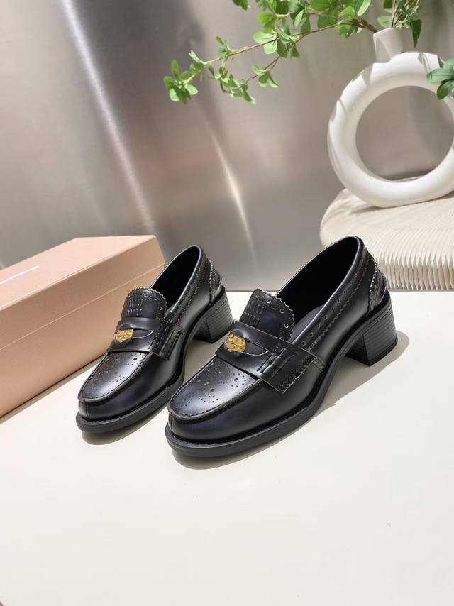 开边珠.擦色皮 ！2025秋冬走秀款钱币乐福鞋！缪缪这一季这太美了吧！无敌搭配怎么穿都超级好看 钱币的设计很复古很时尚！ 鞋面采用原版进口牛漆皮！内里垫脚丝绸羊