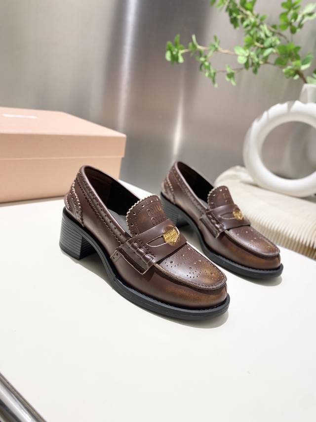 开边珠.擦色皮 ！2025秋冬走秀款钱币乐福鞋！缪缪这一季这太美了吧！无敌搭配怎么穿都超级好看 钱币的设计很复古很时尚！ 内里垫脚丝绸羊皮！皮边全部细节油边处理