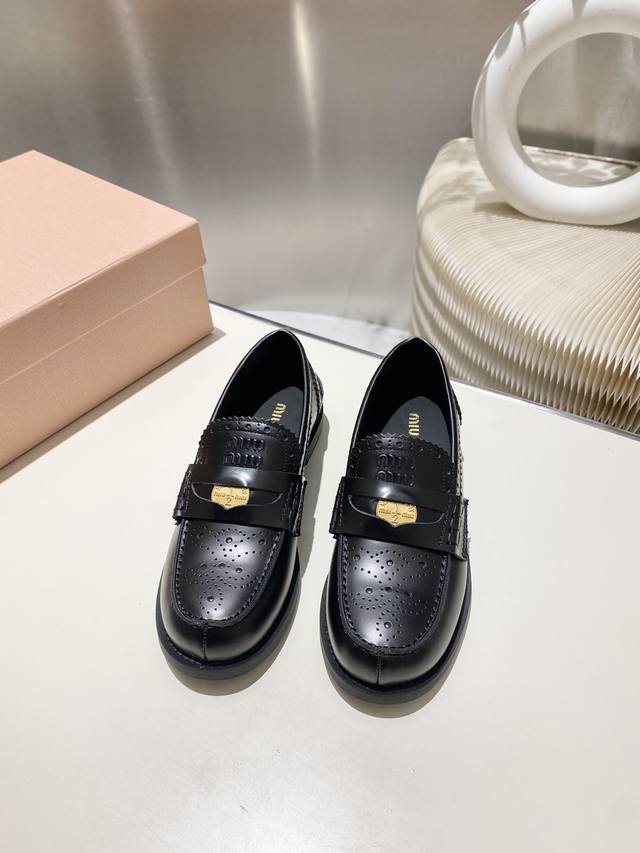 开边珠.擦色皮 ！2025秋冬走秀款钱币乐福鞋！缪缪这一季这太美了吧！无敌搭配怎么穿都超级好看 钱币的设计很复古很时尚！ 内里垫脚丝绸羊皮！皮边全部细节油边处理