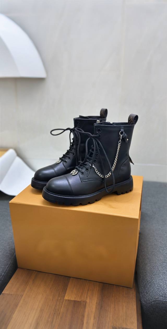 高端精品版 Louis Vuitton路易威登 走秀新款 高端定制 1：1刻复 各大明星网红走秀款，百年经典 上脚舒适 搭配路易威登标识压纹皮革标签和耐磨皮革外