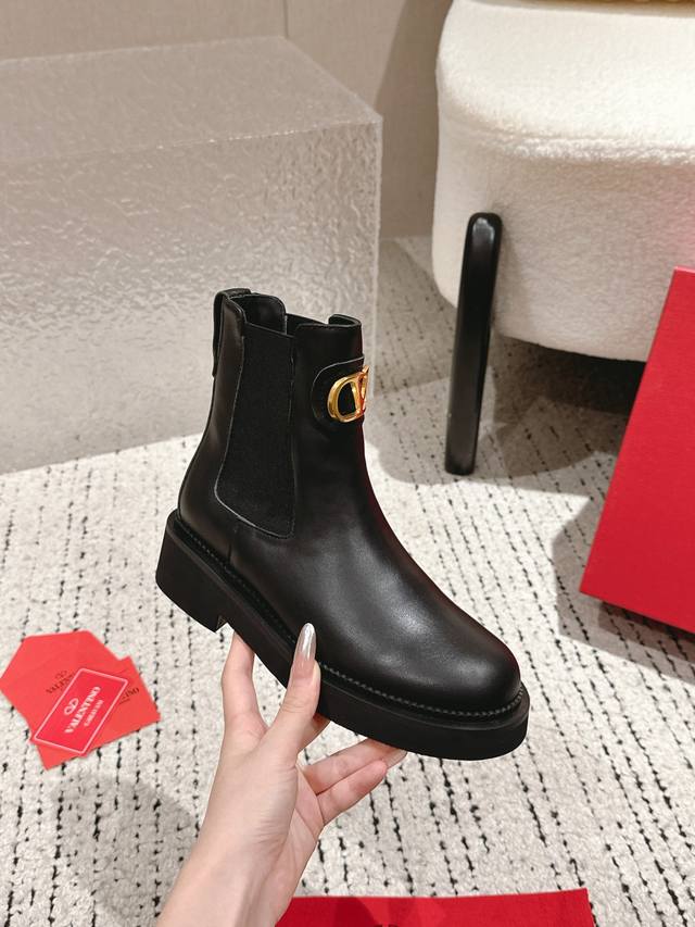 Valentino.华伦天奴专柜最新系列V家火铆爆钉金属元素短靴. 上脚大气奢华艳丽. 细节完美. 精致耐看. 可任意配搭春夏秋冬美丽服饰. 面料:原版定制小牛