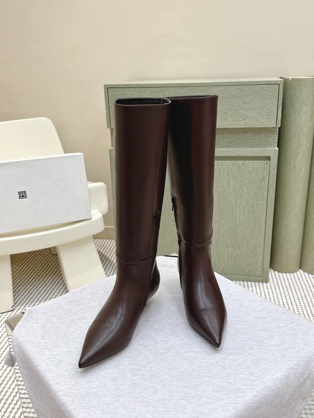 代购级 The Row25 秋季新款百搭设计款长靴 复古气质女王 整个鞋型简约大气，很干净利落又好搭配！日常穿搭、约会聚会等也能轻松驾驭！ 穿上很显脚瘦，又在视