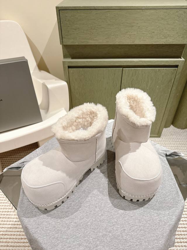 短600 中 高 情侣款！男码+20 224 巴黎世家新款专柜同步冬季厚底毛靴，这款松糕厚底靴今年非常爆，穿上 增高 保暖性非常强！潮派炸街！各大网红明星同款！