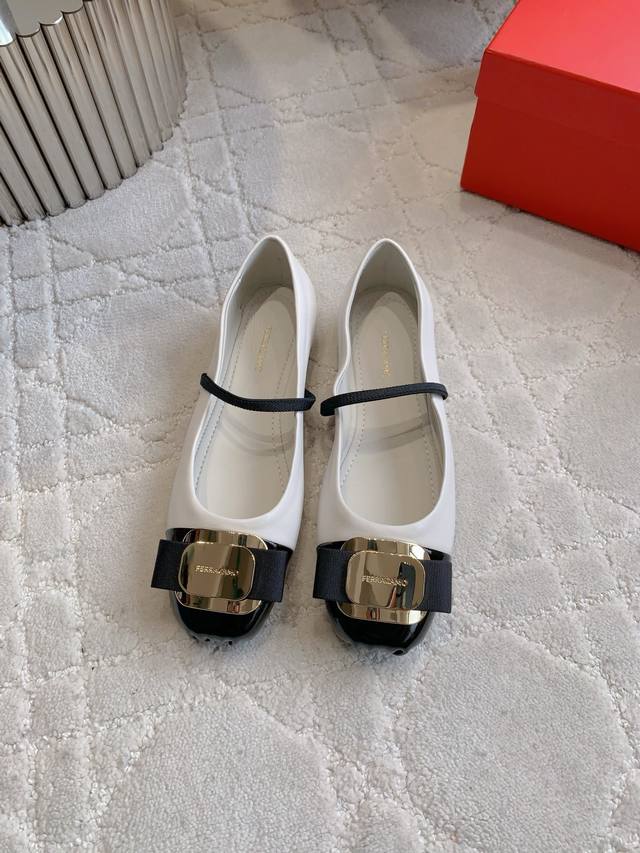 出厂价P Ferragam*新款芭蕾舞鞋 设计非常精致 每一个细节都充满了艺术感 软软的云朵脚感 颜值与舒适并存 鞋面羊皮 丝绒 真丝 丝绒 牛仔 Zp开模五金