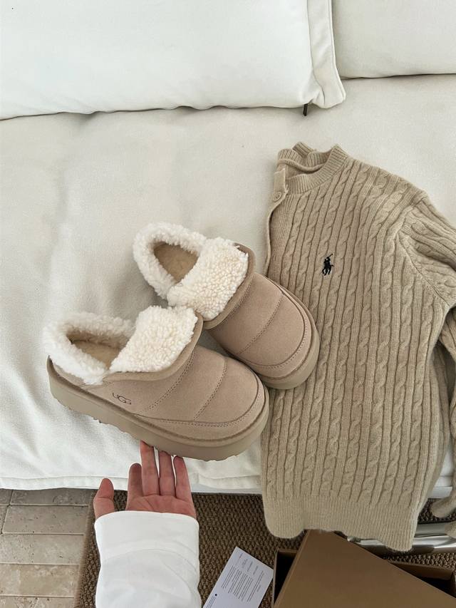 Ugg毛毛虫卷毛鞋｜把冬日软萌踩在脚上！ 圆滚滚的毛毛虫鞋型太戳心！卷毛面料软乎乎的，上手摸就知道质感超绝～ 厚底悄悄显高，还能稳稳承托脚感，走路久了也不累。经
