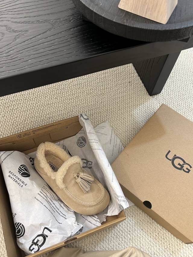 Ugg小红书主推款流苏乐福鞋，简约百搭 牛皮羊毛防滑底，卷毛边设计敢十足，看着暖洋洋颜色：栗色。羚羊。菜籽 码数：35-40 码！