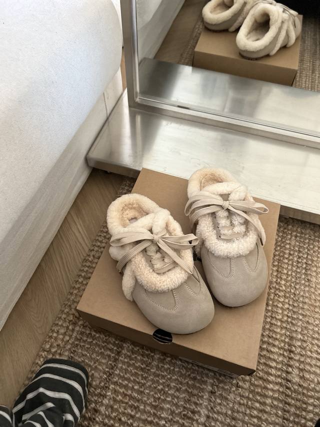 Ugg森系德训毛绒绒可爱款，休闲拖鞋小众复古时尚 ，蝴蝶搭配 羊毛款 三色栗色。咖色。菜籽 ！码数：35-40。