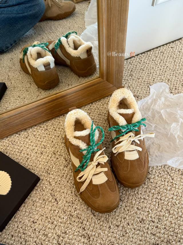 Ugg德训老爹鞋，码数，35-40码！ 当复古老爹鞋邂逅暖绒内里，是谁的冬日穿搭Dna动了？ 深棕麂皮拼接柔粉细节，把甜酷平衡得刚刚好；内里满是软乎乎的绒毛，踩