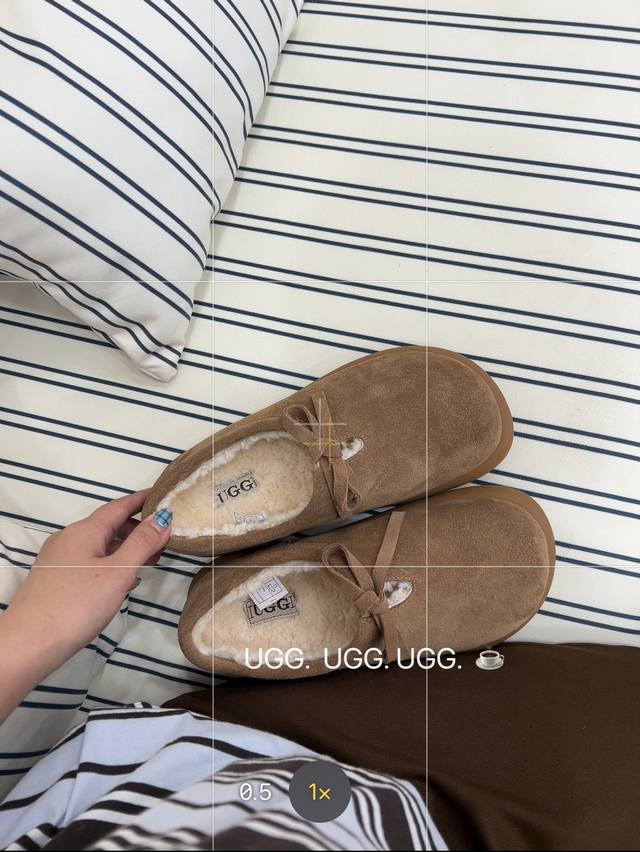 Ugg复古系毛毛鞋 ：把秋冬的温柔与个性，一脚踩进生活里，码数，35-40码！ 当复古做旧的麂皮遇上软乎乎的羊毛卷边，每一步都是温暖与腔调的双重奏。做旧晕染的色