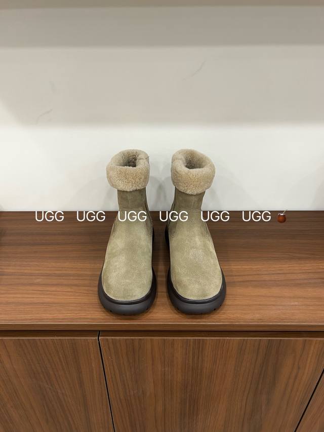 Ugg复古卷毛靴 ：把秋冬的温柔与个性，一脚踩进生活里，码数35-40！ 当复古做旧的麂皮遇上软乎乎的羊毛卷边，每一步都是温暖与腔调的双重奏。 羊卷毛巨软糯 ，