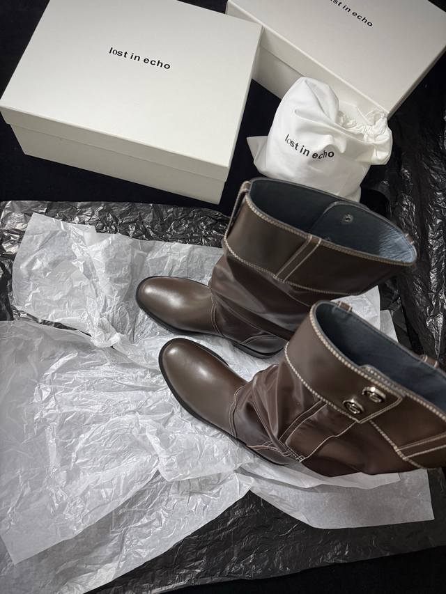 Lost In Echo 新品 堆堆长靴 自带酷飒Buff 设计打破单调 靴筒随性堆褶 复古又有态度 利落方跟 走起路来稳稳带风 搭配裙装裤装都超Slay 轻松