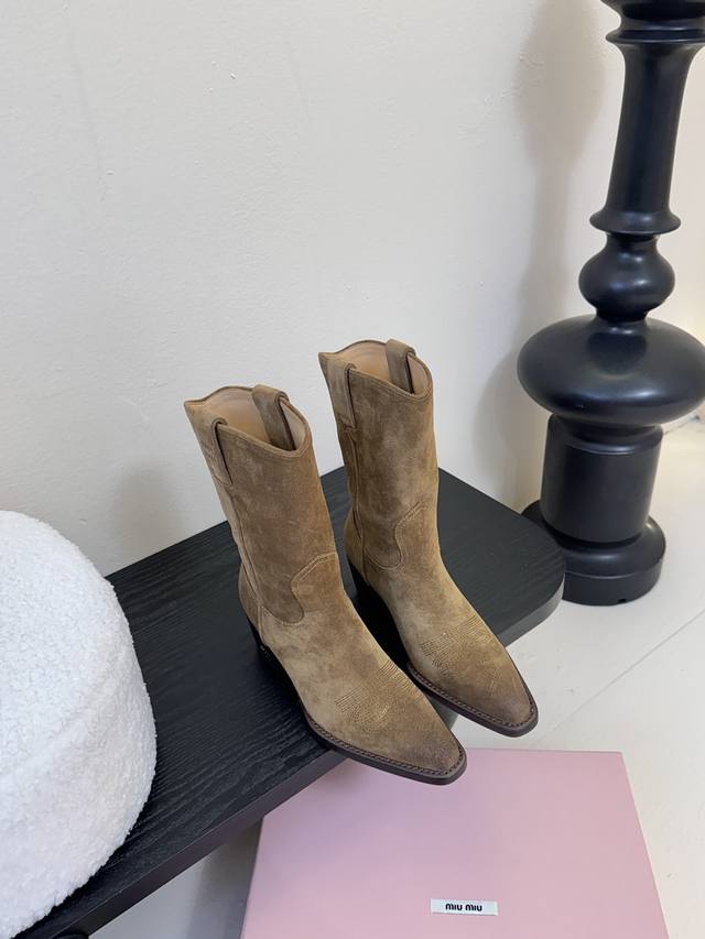 牛京 牛皮 Miumiu缪缪秋冬最新款西部牛仔靴 今年最值得入手的靴子 没有之一！易梦玲同款超多网红明星上脚 Miumiu今年秋冬确实泰酷辣 秋冬限定款 专柜非