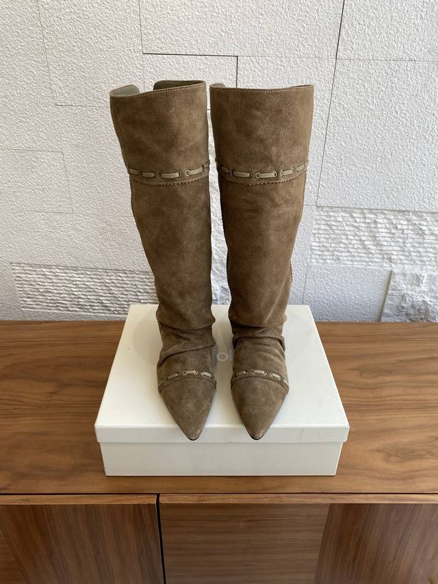 顶级版本: Unfolio 2025 早秋新款 及膝靴 可折叠两穿 尖头 长靴 Sienna 堆叠感及膝靴，黑色甄选小牛皮，皮质光滑细腻，纹理目然流畅，触感紧实