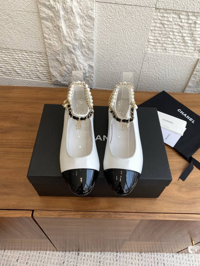 顶级版本: Chanel 香奈儿 25Ss 春夏新款 珍珠链条搭扣双C 玛丽珍 芭蕾舞鞋 Chanel小香家万年经典拼色双带粗跟玛丽珍鞋永恒的经典，真的一眼爱上