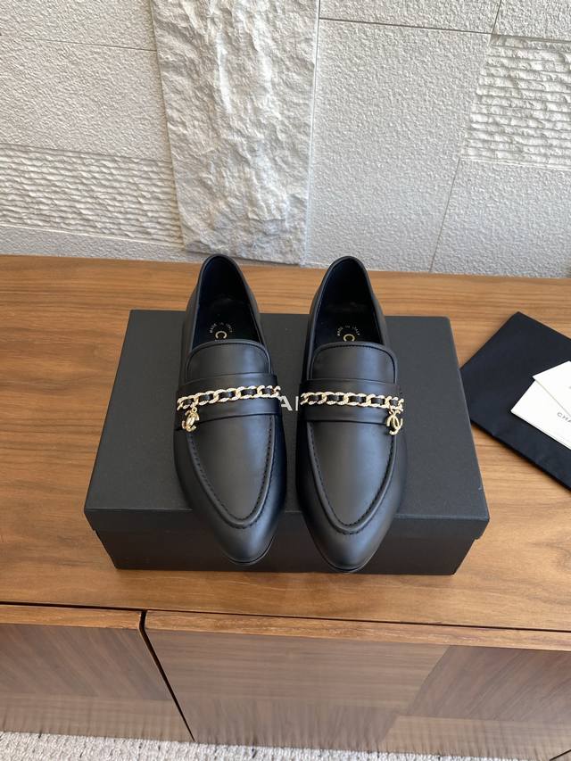 顶级版本: Chanel 香奈儿 25Ss 春夏新款 小香钻石链条 双C吊坠 尖头 乐福鞋 单鞋 小香重温经典乐福鞋，鞋面饰以小香链条点缀水钻和双C钻石五金吊坠