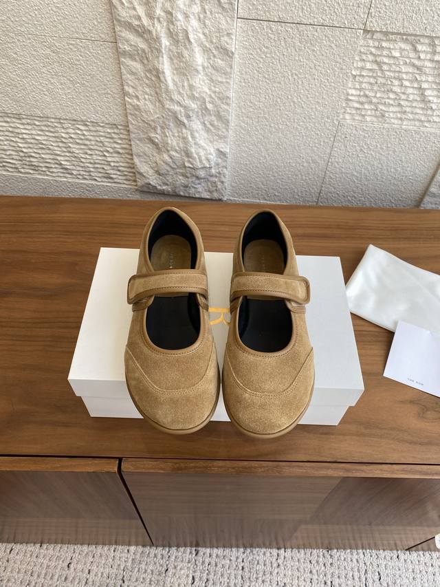 顶级版本: 莞货 The Row 25Ss 秋装新品 圆头 魔术贴 浅口 平底 玛丽珍 单鞋 The Row新一季的设计延续极简主义新款 ，Canal一脚蹬平底