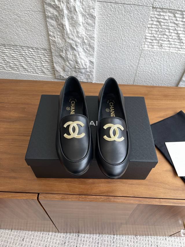 顶级版本: Chanel 香奈儿 25Ss 秋冬新款 大双C金属扣 乐福鞋 小香重温经典乐福鞋，鞋面点缀大双C五金扣在光线照耀之下闪烁着一份璀璨，给你添加一份色