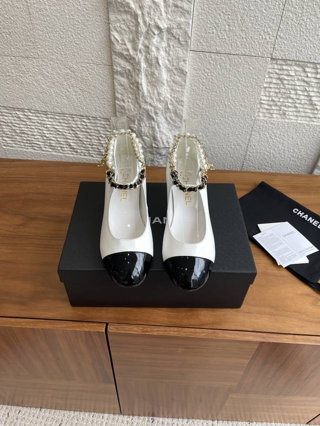 顶级版本: Chanel 香奈儿 25Ss 春夏新款 珍珠链条搭扣双C 玛丽珍 单鞋 Chanel小香家万年经典拼色双带粗跟玛丽珍鞋永恒的经典，真的一眼爱上的程