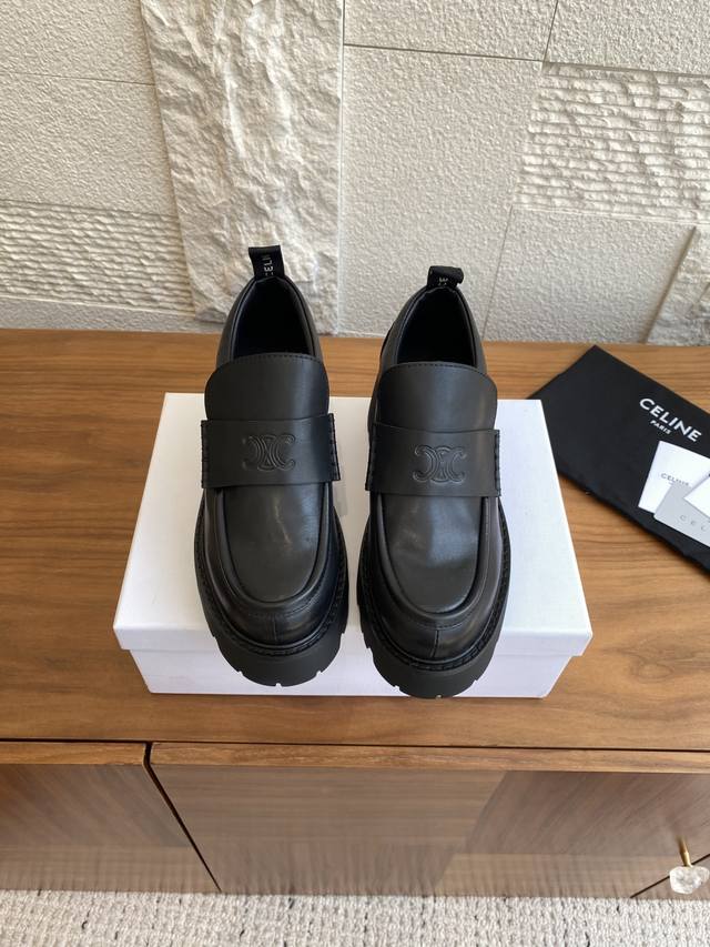顶级版本: Celine 赛琳 25Ss 秋冬新款 凯旋门 磨砂皮 厚底 乐福鞋 这款Celine乐福鞋，采用表面毛孔细腻，手感舒适的小牛皮和高丝光反绒鞋的皮料