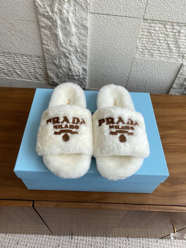 顶级版本: Prada 普拉达 25Ss 秋冬新款 一脚蹬 懒人拖 羊毛拖 Prada 羊毛拖 懒人必备 穿了会上瘾的拖鞋 巨软巨舒服 让你摆脱一切的束缚感 垫