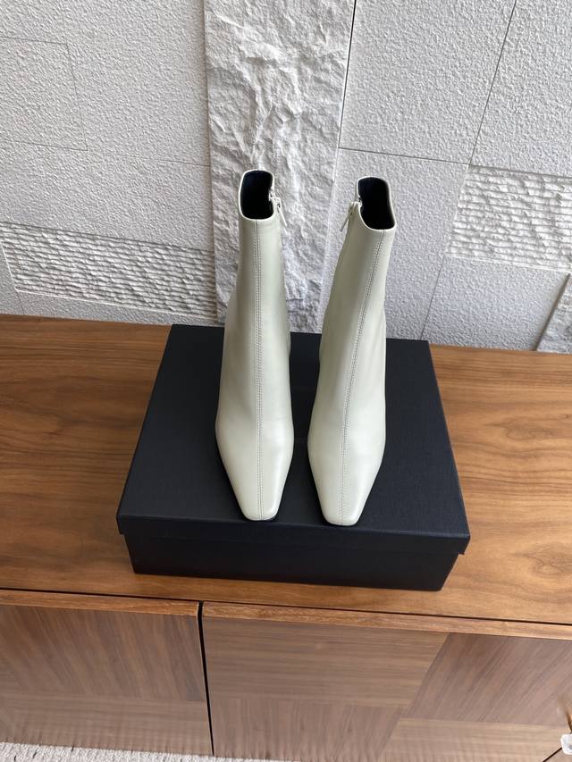 顶级版本:牛皮 麂皮 Saint Laurent 圣罗兰 25Ss 秋冬新款 Francoise系列 方头 侧拉链 高跟 短靴 Saint Laurent 这双
