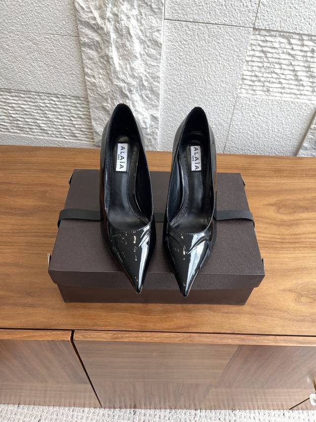 顶级版本: Alaia 25Ss 秋冬新款 尖头 细高跟 高跟鞋 单鞋 Alaia这款爱心高跟鞋，造型颇具雕塑美感，鞋面设计爱心立体浮雕图案，视觉效果直接拉满，
