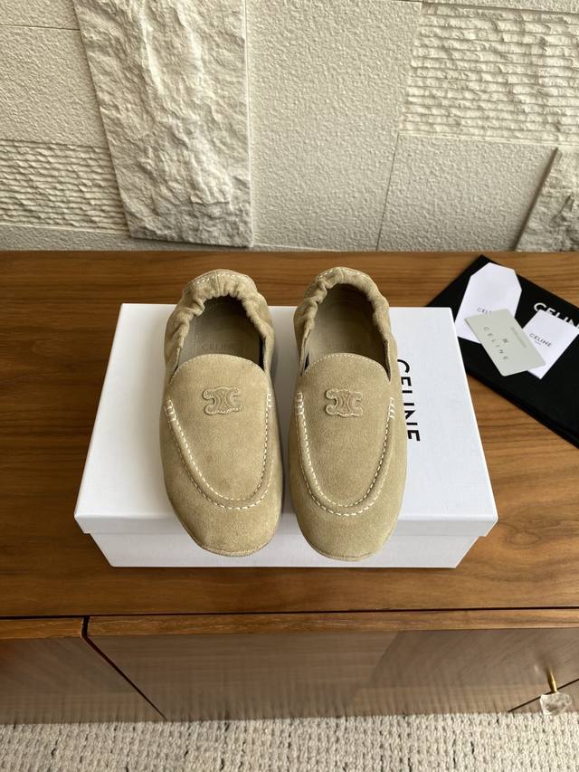 顶级版本: Celine 赛琳 25Ss 秋冬新款 Adam 凯旋门 平底 乐福鞋 Celine这款平底乐福鞋，鞋面采用麂皮制作，圆头设计，并在顶部饰以Trio