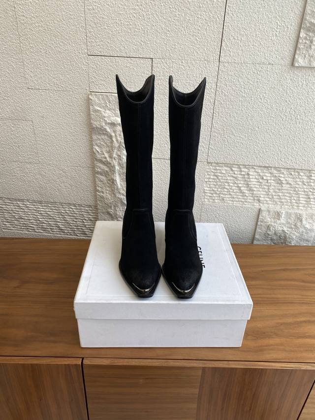 顶级版本:麂皮 牛皮 Celine 赛琳 25Ss 秋冬新款 复古 尖头铁扣 粗跟 切尔西 高靴 Celine这款绒面长靴是您衣柜中时尚而多功能的补充。灵感来自