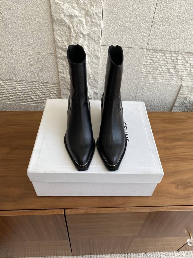 顶级版本:麂皮 牛皮 Celine 赛琳 25Ss 秋冬新款 复古 尖头铁扣 粗跟 后拉链 切尔西 短靴 Celine这款绒面靴，这是您衣柜中时尚而多功能的补充