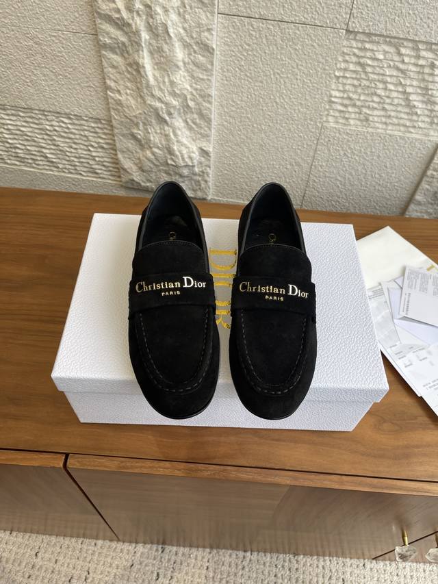 顶级版本: Dior 迪奥 25Ss 秋冬新款 金属字母扣 平底 乐福鞋 这款 Dior Boy 乐福鞋是二零二五秋季系列新品，以高雅风格重新演绎经典设计。黑色