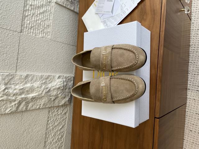 顶级版本: Dior 迪奥 25Ss 秋冬新款 金属字母扣 平底 乐福鞋 这款 Dior Boy 乐福鞋是二零二五秋季系列新品，以高雅风格重新演绎经典设计。绳米