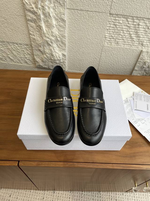 顶级版本: Dior 迪奥 25Ss 秋冬新款 金属字母扣 平底 乐福鞋 这款 Dior Boy 乐福鞋是二零二五秋季系列新品，以高雅风格重新演绎经典设计。黑色