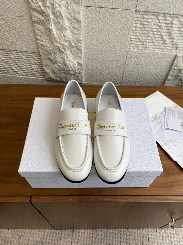 顶级版本: Dior 迪奥 25Ss 秋冬新款 金属字母扣 平底 乐福鞋 这款 Dior Boy 乐福鞋是二零二五秋季系列新品，以高雅风格重新演绎经典设计。白色