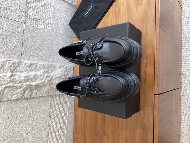 顶级版本: Alexander Wang 亚力山大王 25Ss 秋冬新款 Carson 系带 厚底 乐福鞋 休闲鞋 Aw大王这款厚底乐福鞋采用小牛皮制成，配有牛