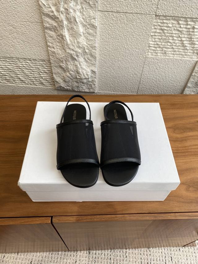顶级版本: Neous 25Ss 夏季新品 纱网面 后绊 露趾 平底 凉鞋 拖鞋 Neous Salm凉鞋，鞋面采用优质纱网面制成，透气又舒适，细后绊带系住优雅