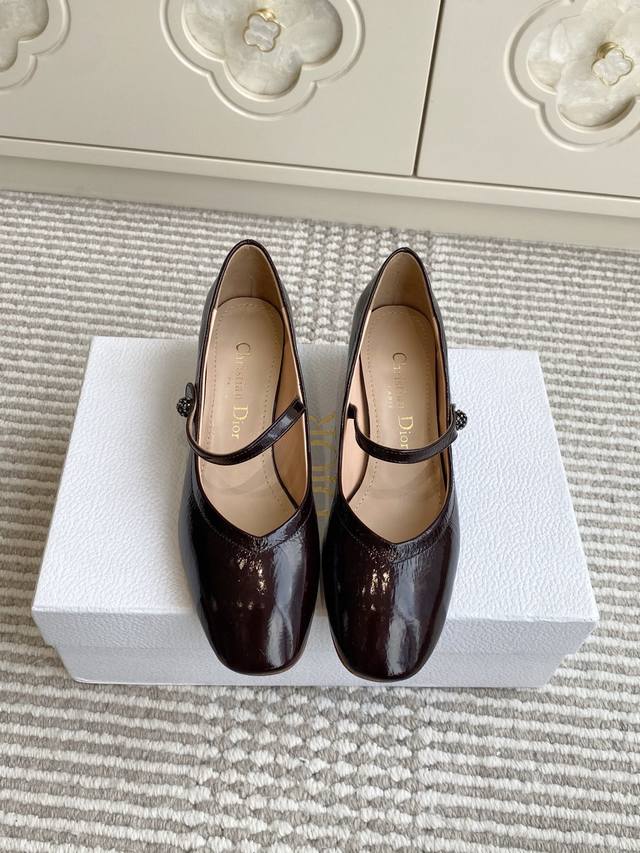 Dior 迪奥 2025新款D-New Ballet 粗跟圆头玛丽珍单鞋 材质：鞋面进口牛皱漆皮 水染羊皮内里+意大利真皮大底+原版开模五金扣 跟高：3.5Cm