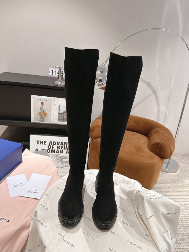 莞产 Stuart Weitzman Soho及膝靴加入抢眼的Soho沟纹鞋底 为经典及膝靴增添一抹现代的都市风范。60毫米的沟纹鞋底符合当下的时尚潮流，同时又