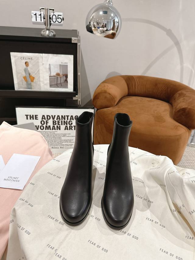 莞产 Stuart Weitzman Soho及膝靴加入抢眼的Soho沟纹鞋底弹力一脚蹬 为经典及膝靴增添一抹现代的都市风范。60毫米的沟纹鞋底符合当下的时尚潮