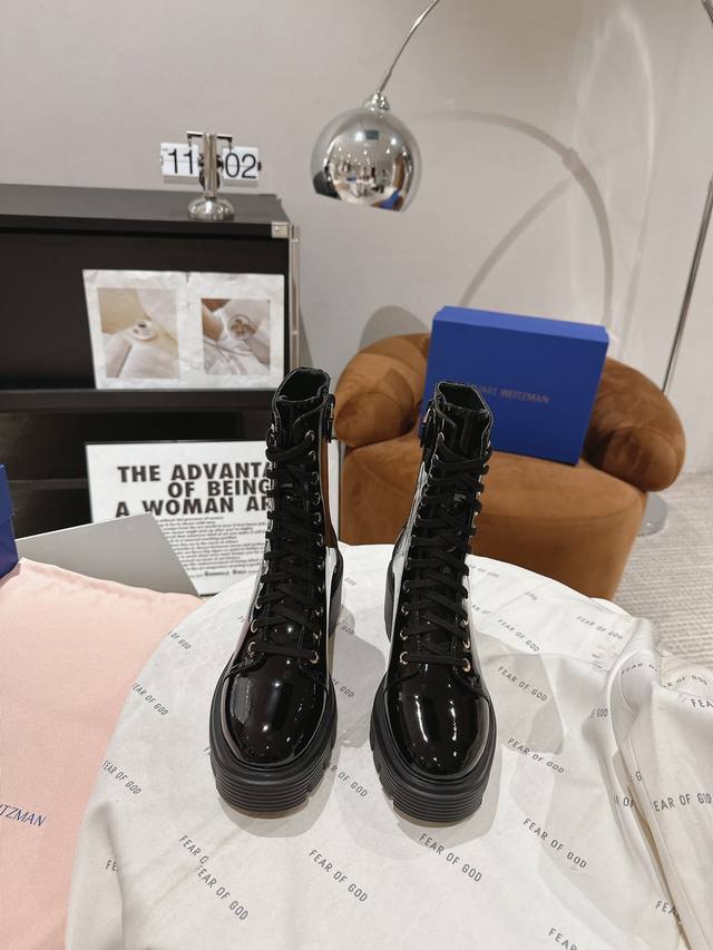 莞产 Stuart Weitzman Soho及膝靴加入抢眼的Soho沟纹鞋底 为经典及膝靴增添一抹现代的都市风范。60毫米的沟纹鞋底符合当下的时尚潮流，同时又