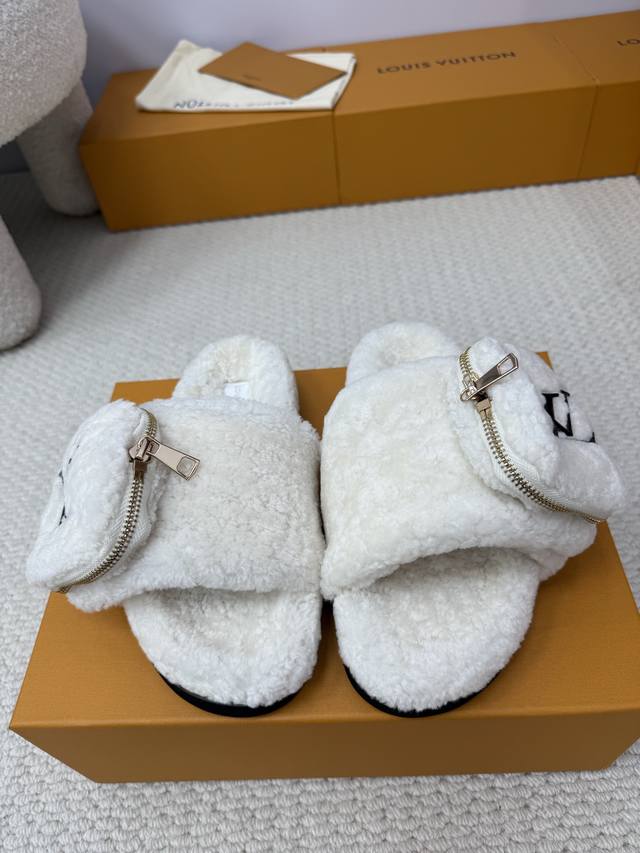 顶级版本 Louis Vuitton Ss25 New Arrival～ Lv 路易威登秋冬新款羊毛拖鞋 鞋面拉链小钱包 字母Logo饰以点缀， 非常的醒目，时