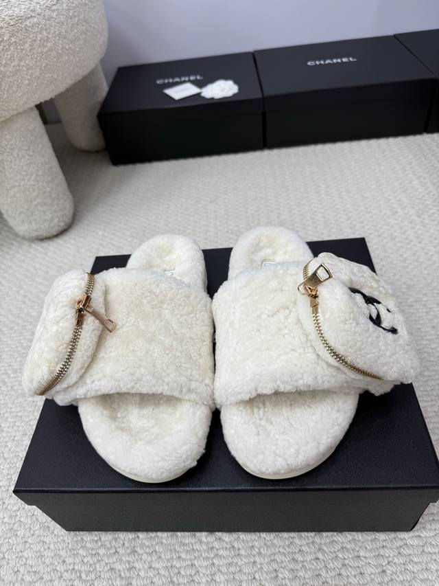 顶级版本 Chanel Ss25 New Arrival～ 小香秋冬新款羊毛拖鞋 鞋面拉链小钱包 双字母Logo饰以点缀， 非常的醒目，时髦又洋气～超轻犮泡鞋底