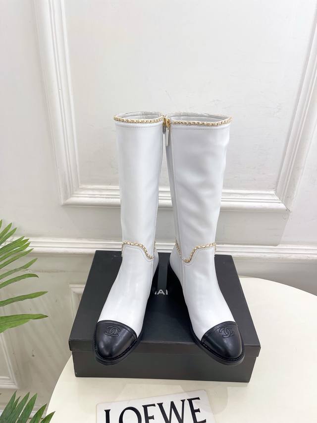 小香 25 2025 秋冬秀场新品 小香经典双C链条侧拉链粗跟长靴 系列上新 Bs时尚圈的绝绝子 搭配将演绎着细致 极简 永不褪去的经典元素 展现与众不同的穿搭