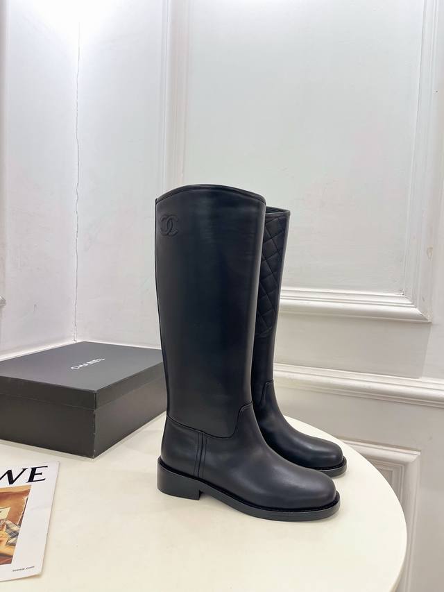 小香 25 2025 秋冬秀场新品 小香经典菱格双C骑士靴 高筒靴系列上新 Bs时尚圈的绝绝子 搭配将演绎着细致 极简 永不褪去的经典元素 展现与众不同的穿搭风