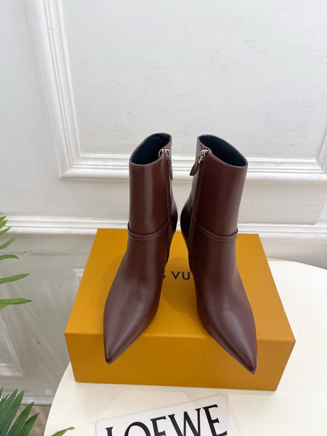 Lv 路易威登 25 2025秋冬新品 顶级版本 专柜主打最新款 老花皮带扣尖头高跟短靴 硬货上新 Bs代购级别！高级感十足！国内外博主刷爆的一款，复古又时髦